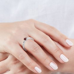 Zlatý prsten s turmalínem a diamanty